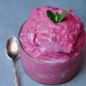 Vegan raspberries, peaches and mint frozen yogurt